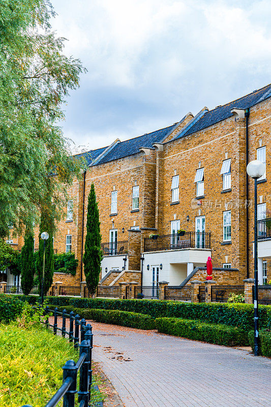 米尔顿·凯恩斯(Milton Keynes)的卡迪科特(Caldecotte)传统住宅的景观